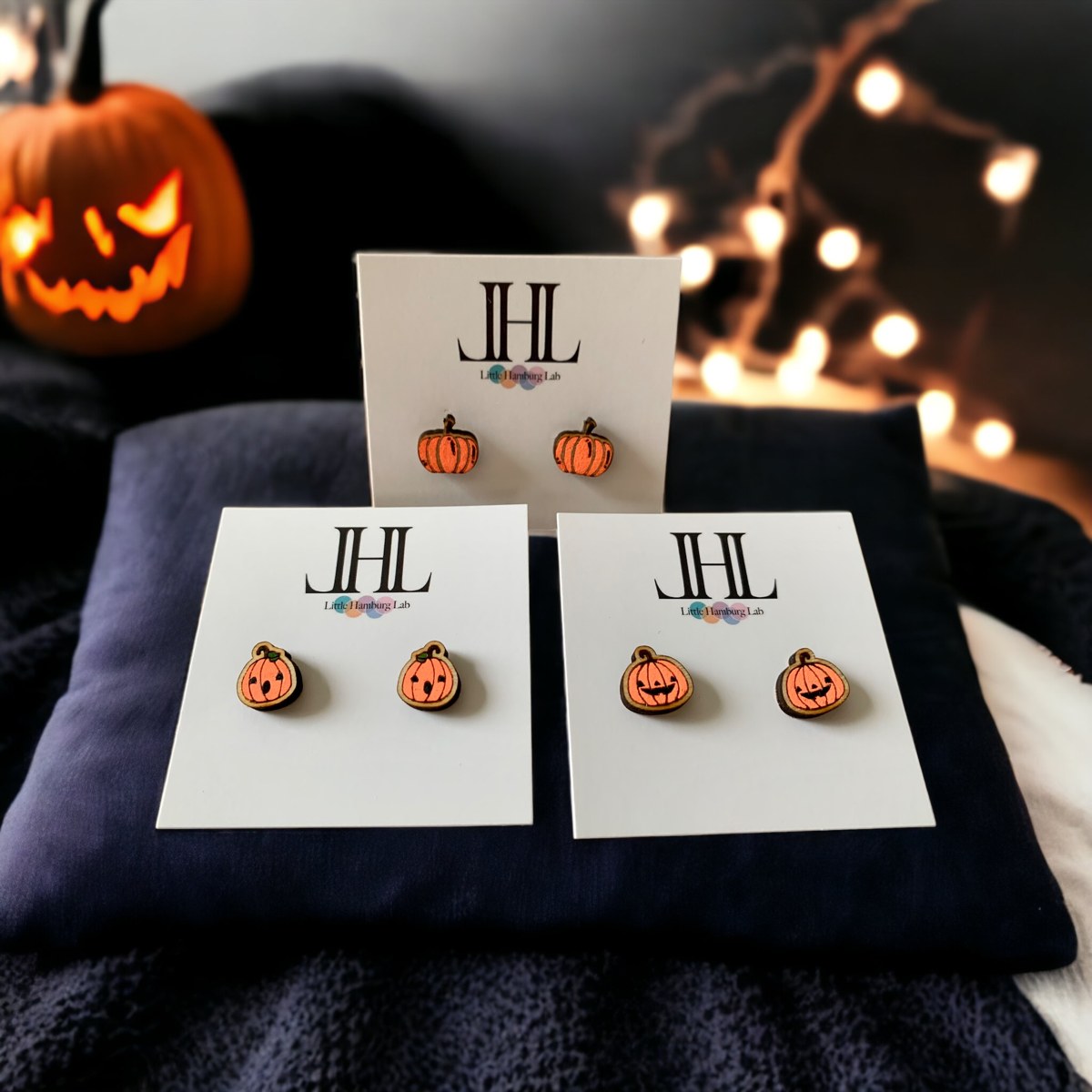 Kürbis-Ohrstecker aus Holz mit Lichterkette und leuchtendem Halloween-Kürbis