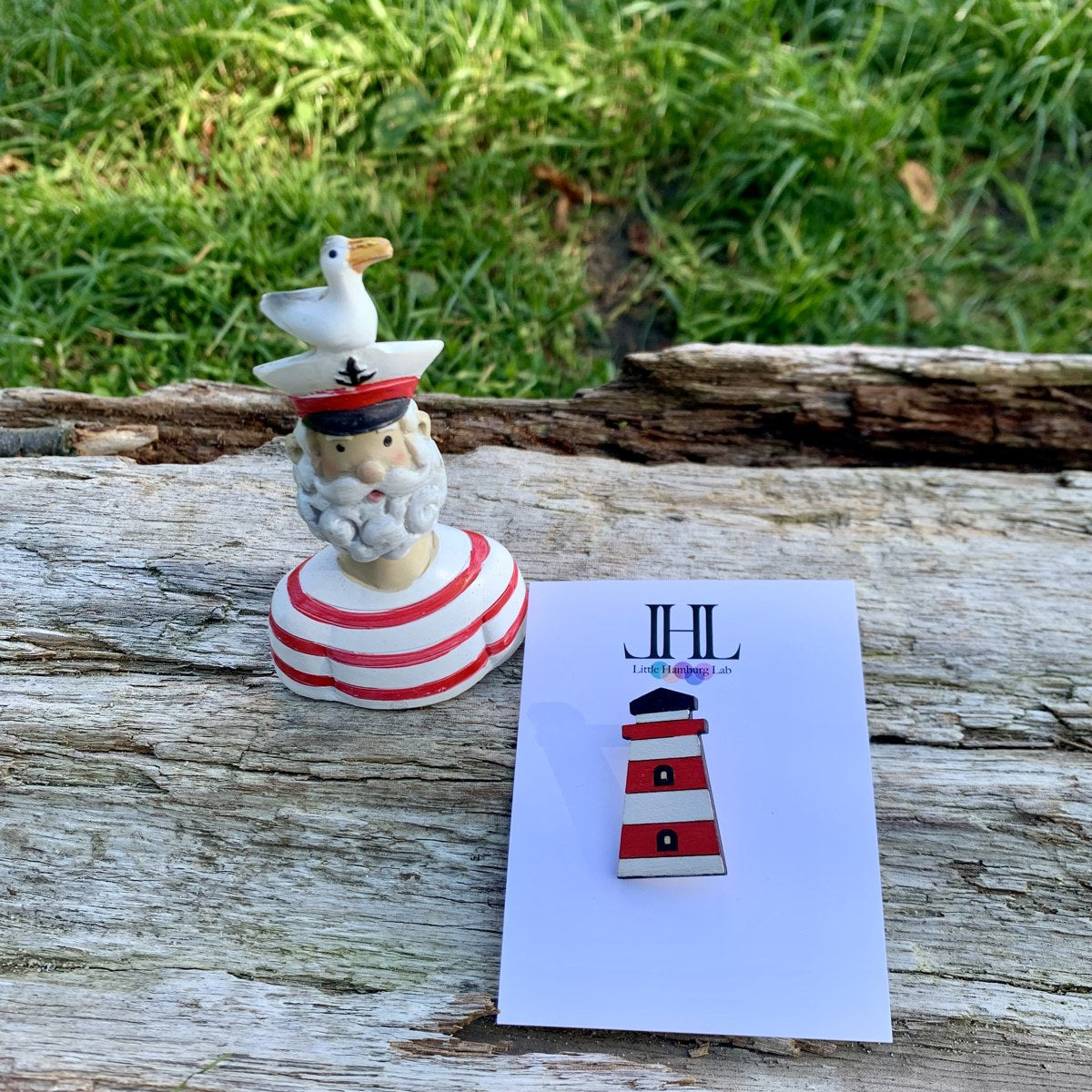 Leuchtturm-Ohrstecker aus Holz auf Treibholz mit Matrosenfigur