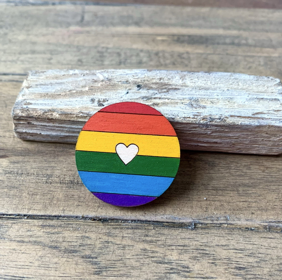 Regenbogen-Brosche aus Holz mit Herz in Natur