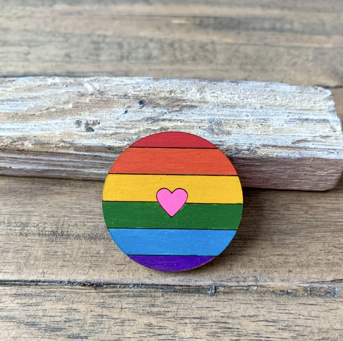 Regenbogen-Brosche aus Holz mit Herz in Neonpink