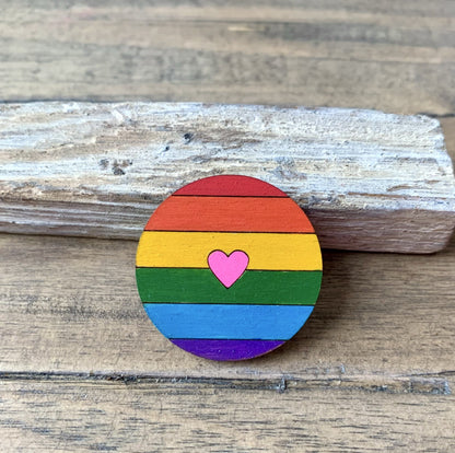 Regenbogen-Brosche aus Holz mit Herz in Neonpink