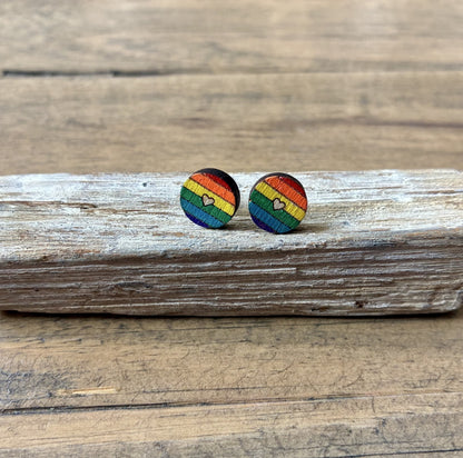 Regenbogen-Ohrstecker aus Holz mit Herz in Natur