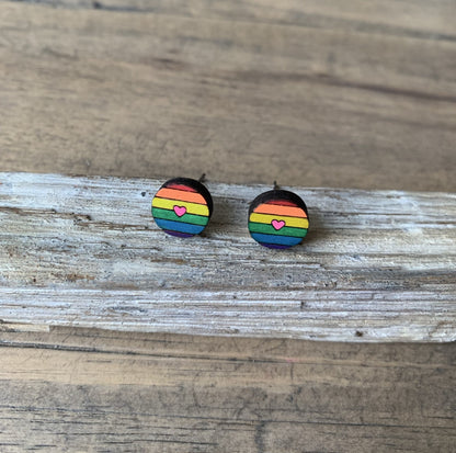 Regenbogen-Ohrstecker aus Holz mit Herz in Neonpink