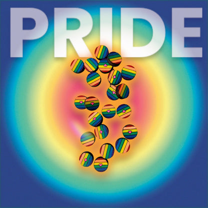 Regenbogen-Ohrstecker aus Holz vor buntem Pride-Hintergrund