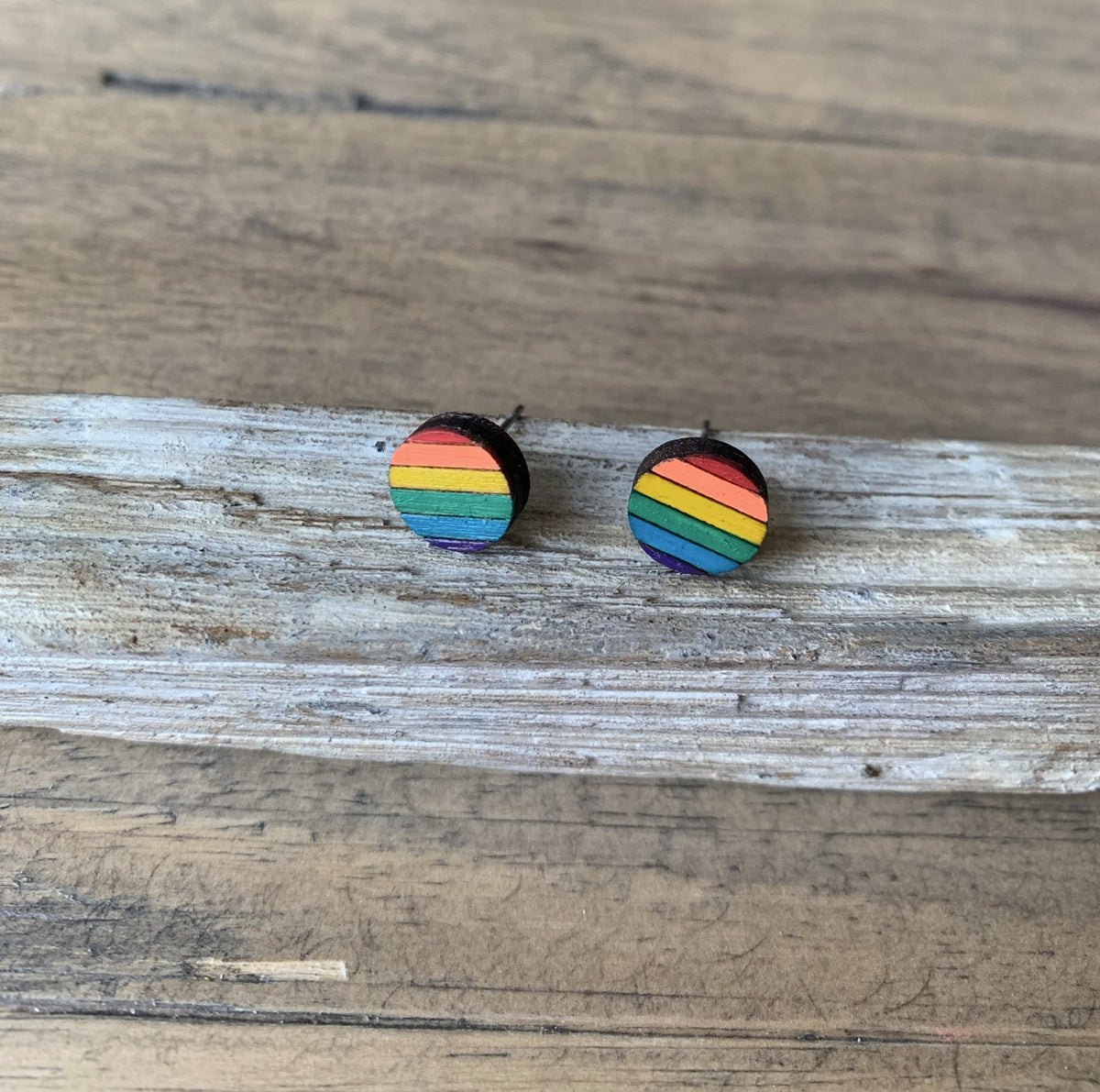 Regenbogen-Ohrstecker aus Holz, klassisch, auf Treibholz