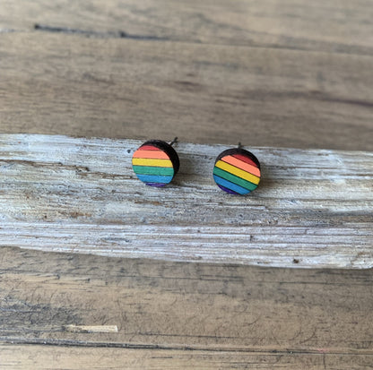 Regenbogen-Ohrstecker aus Holz, klassisch, auf Treibholz