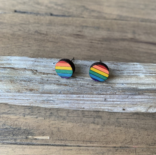 Regenbogen-Ohrstecker aus Holz, klassisch, auf Treibholz