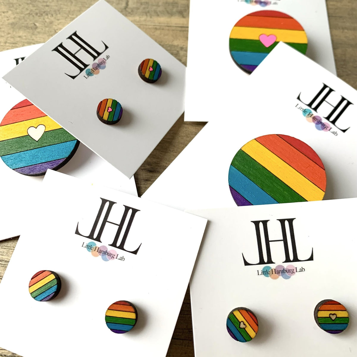 Regenbogen-Broschen und Ohrstecker auf Little Hamburg Lab Schmuckkarten
