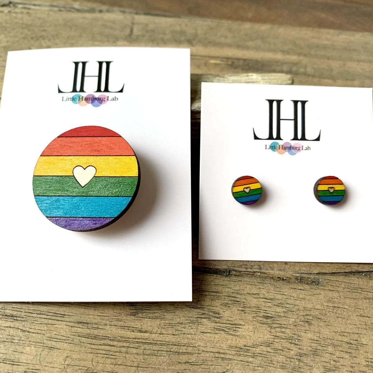 Regenbogen-Brosche und Ohrstecker mit Herz in Natur auf Karten