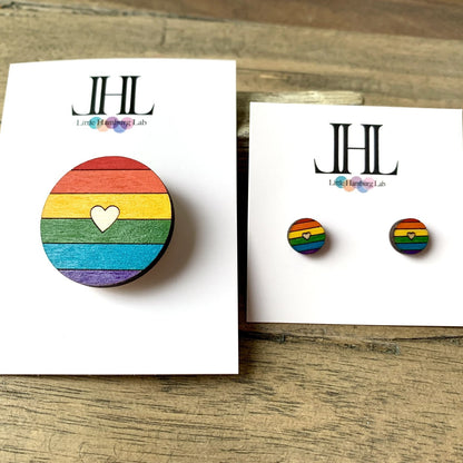 Regenbogen-Brosche und Ohrstecker mit Herz in Natur auf Karten