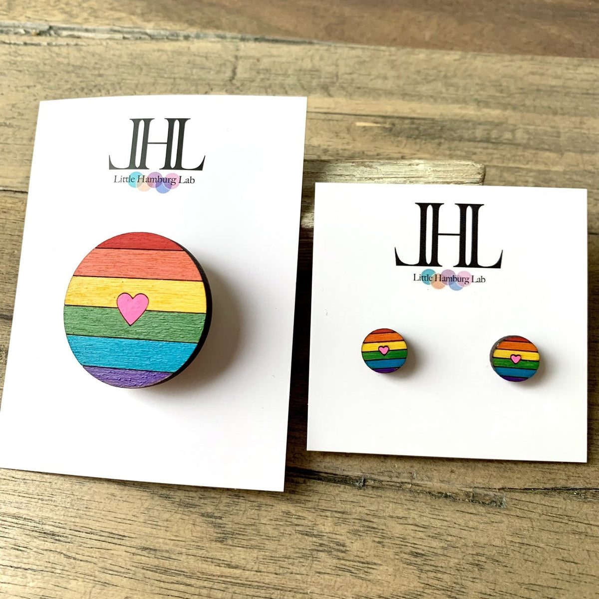 Regenbogen-Brosche und Ohrstecker mit Herz in Neonpink auf Karten