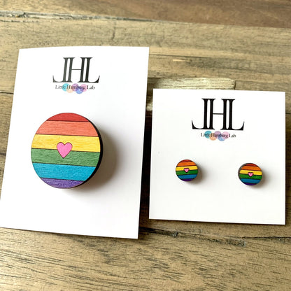 Regenbogen-Brosche und Ohrstecker mit Herz in Neonpink auf Karten