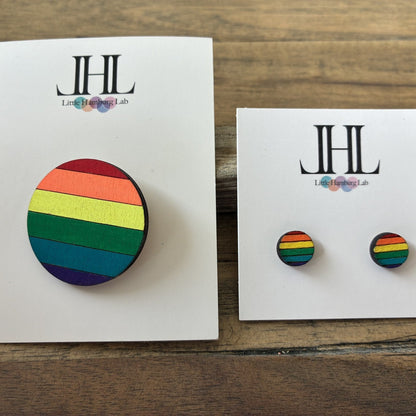 Regenbogen-Brosche und Ohrstecker klassisch auf Little Hamburg Lab Karten