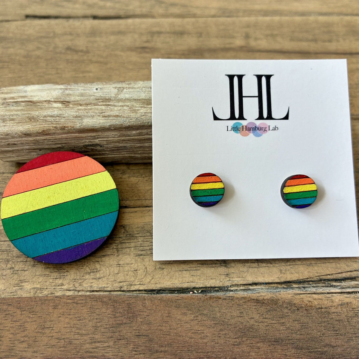Regenbogen-Set klassisch: Brosche und Ohrstecker auf Schmuckkarte