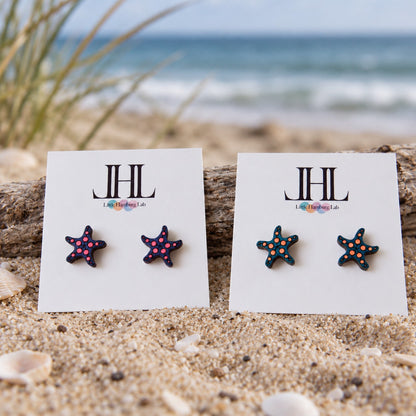 Seestern-Ohrstecker aus Holz in Marine & Neonpink und Türkis & Neonorange auf Schmuckkarten am Strand
