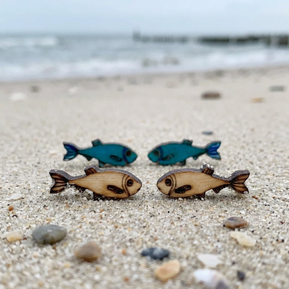 Sprotten-Ohrstecker aus Holz in Blau und Natur im Sand am Strand