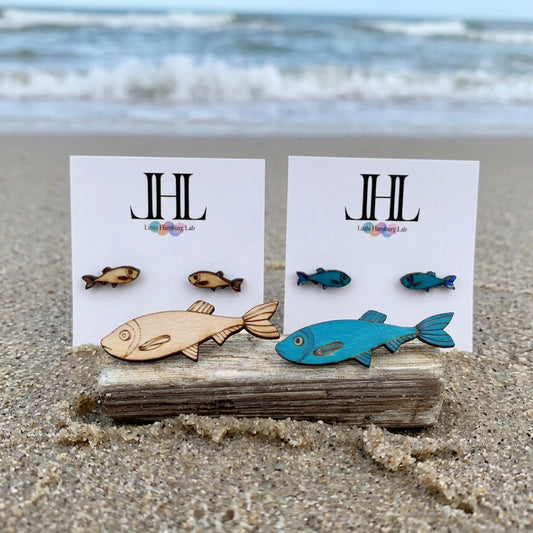 Sprotten-Sets aus Holz in Natur und Blau auf Treibholz am Strand